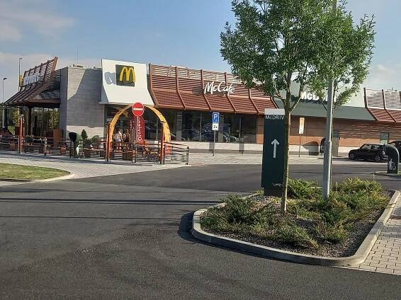 Jako první v Jihlavě. McDonald ́s v Aventinu nabízí jídlo do auta