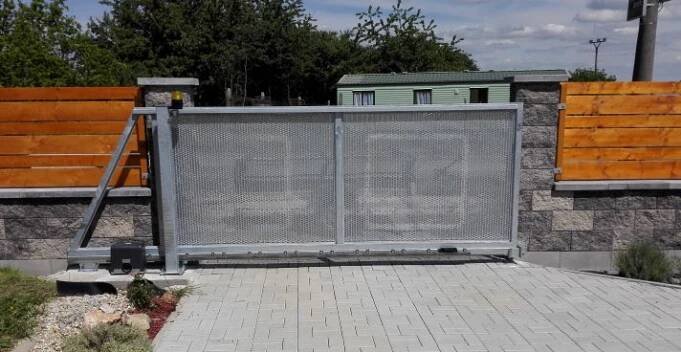 BJmetal.cz | posuvné pojezdové brány, zámečnictví a kovovovýroba