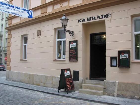 Některé restaurace v centru budou muset propouštět. Tomu se nevyhneme, říká majitel hospody Na Hradě