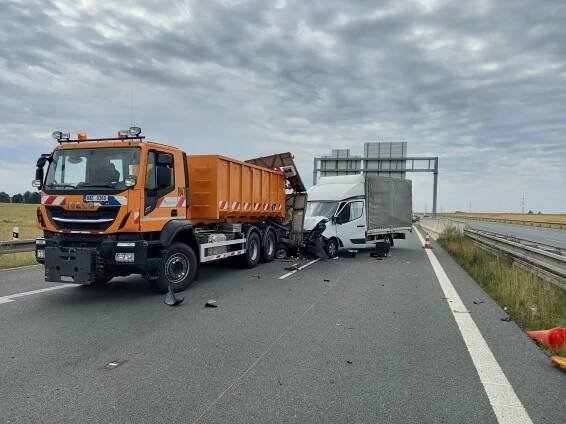 Na 90. kilometru dálnice D11 ve směru na Hradec Králové narazila… | POŽÁRY.cz - ohnisko žhavých zpráv | hasiči aktuálně