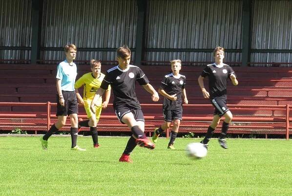 Oblastní I.A třída žáci – 19. kolo: FK Spartak Kaplice (starší i mladší v černých dresech) – TJ Kunžak / Jiskra Strmilov.