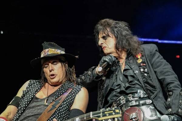 NAŽIVO: Alice Cooper v soudní síni. Hájil se šavlí, s hadem a hlavně rokenrolem | Headliner