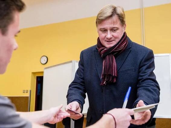 Podle senátora Sobotky bezpečnostní výbor vyzval ke zvážení žaloby na prezidenta