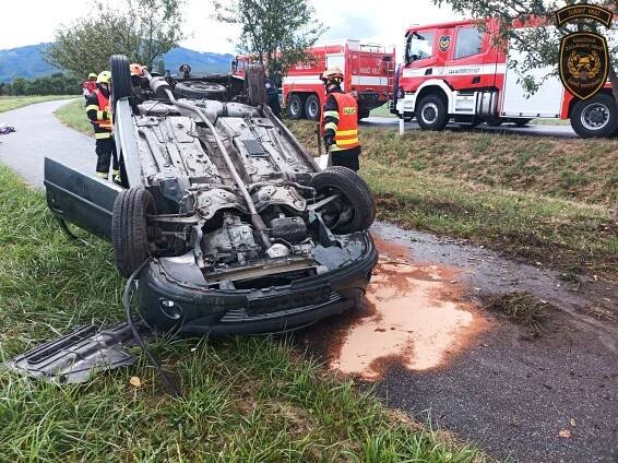 Salto na cyklostezku. Řidič u Kunovic skončil na střeše