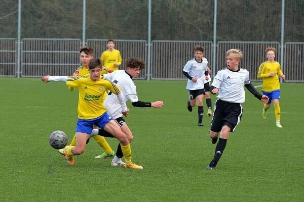 Mladí fotbalisté Zlína (žluté dresy) si v 19. kole Moravskoslezské žákovské ligy poradili s Karvinou po výsledku 4:1.