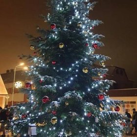 rozsvícený vánoční stromek