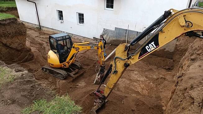 Zemní a výkopové práce pásovým bagrem Caterpillar za 900 Kč Nalžovské Hory, Nalžovy Machinery-KM • Firmy.cz