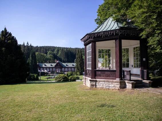 Lázně Karlova Studánka – malebná architektura a čistá příroda Jeseníků | PrimaVylety.cz