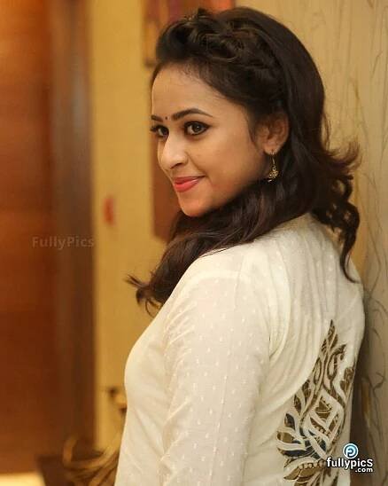 Actress Sri Divya HD Pictures - FullyPics