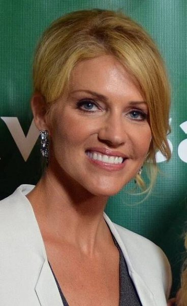 Soubor:Tricia Helfer and Brian Van Holt July 14, 2014.jpg – Wikipedie
