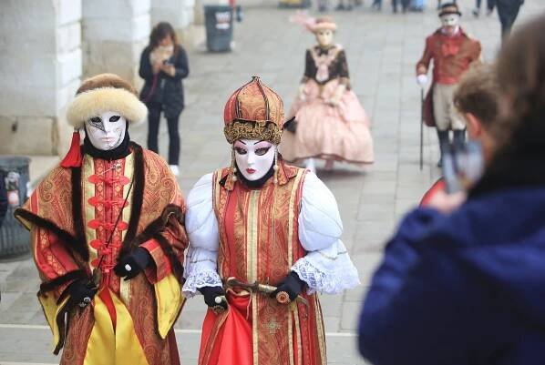 Benátky pobláznil legendární karneval. I svůdník Casanova by se červenal