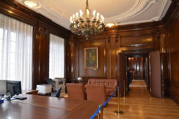 Místo s pohnutou historií, kde sídlilo gestapo. To je Petschkův palác v centru Prahy