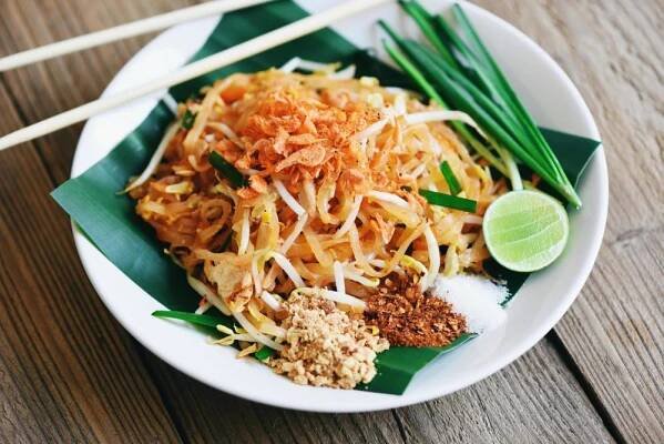 restované nudle pad thai na talíři podávané na jídelním stole jídlo, thajské jídlo smažené nudle thajský styl s krevetami fazolový klíček a obloha arašídy chilli prášek cukr citronová limetka - pohled shora - pokrm pad thai - stock snímky, obrázky a fotky