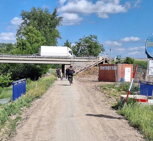 Cyklisté riskují úraz vjezdem do uzavřené stavby dálničního mostu u Napajedel - Ředitelství silnic a dálnic s. p. pro Zlínský