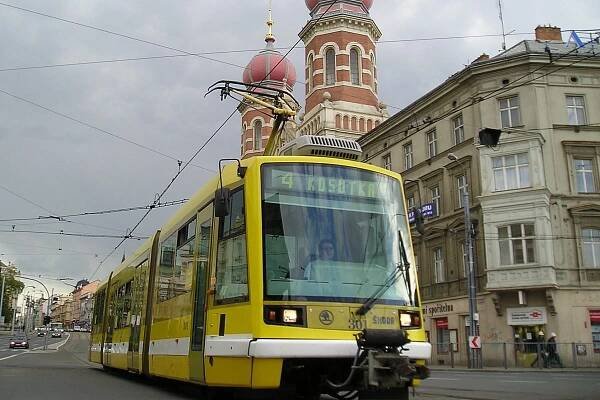 Dvě vyřazené tramvaje Astra z Plzně skončí u D10. Rozšíří odpočívku s letadlem - Zdopravy.cz