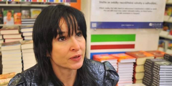 Simona Monyová se ze svého trápení snažila vypsat, příběhy o mezilidských vztazích, domácím násilím, byly vlastně celé o ní