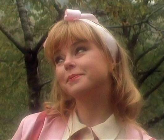 Lenka Kořínková v cyklu Uctivá poklona pane Kohn, 3. díl Cestou do synangogy (1993, režie Jitka Němcová)
