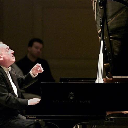 Maurizio Pollini, pianist who reveled in demanding music, dies at 82
