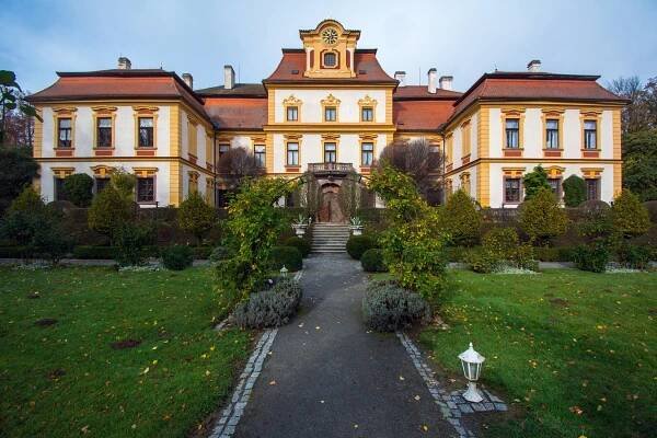V červnu se vydáme na zájezd na zámek Jemniště a do paraZOO ve Vlašimi - Zprávy z Mníšku