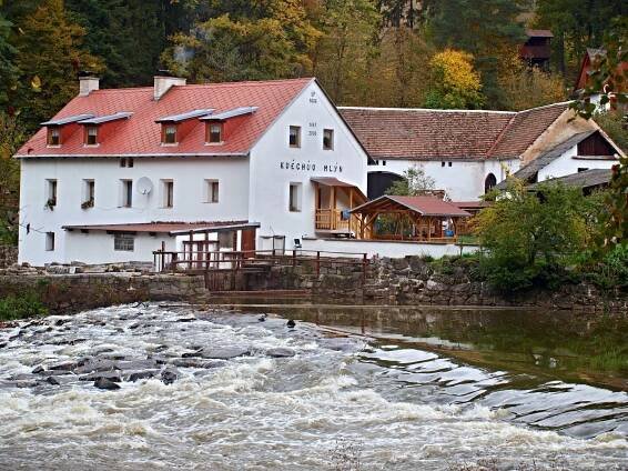 Soubor:Dražice, Kvěchův mlýn řeka.JPG – Wikipedie