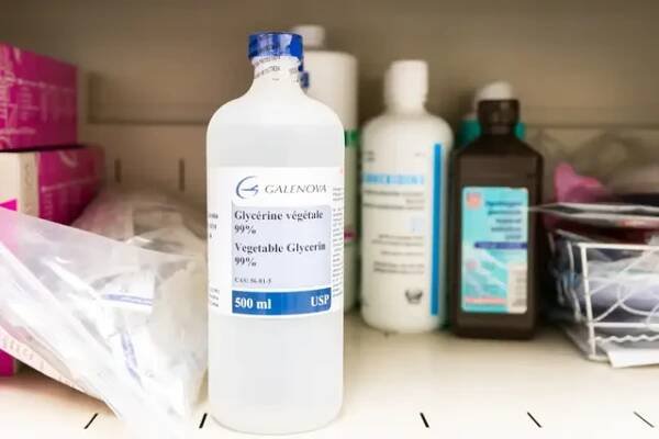 Glycerin se dá koupit v lékárně, drogerii nebo v e-shopech. Existuje technický glycerin a kosmetický, záleží tedy na tom, k čemu ho chcete použít. Drahý není, balení k mytí oken vás přijde zhruba na 70 Kč.