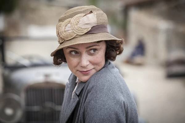 Durrellovi - Epizoda 1 - Z filmu - Keeley Hawes
