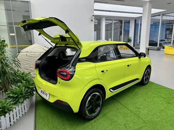 Tohle bude divočina! 1000koňové SUV dorazí i do Česka! Vypadá spíš jako tank, velké je ale přitom jako Kodiaq. A nebude samo...