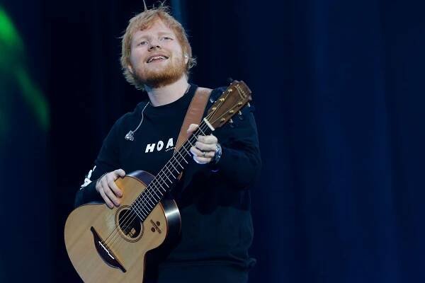 Ed Sheeran měl problémy s policií. Uprostřed koncertu mu vypnuli mikrofon