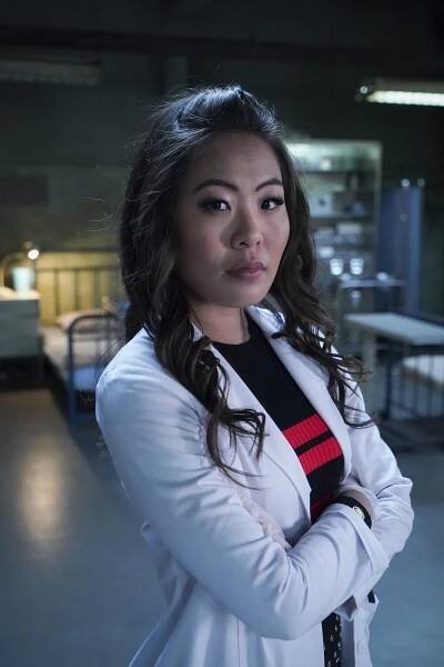 Batwoman - Hlava dolů - Promo - Nicole Kang