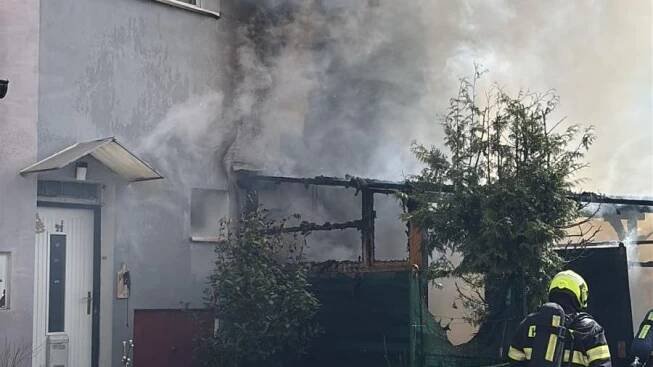 U Brna hořel rodinný dům. Byla v něm nepohyblivá seniorka a dvě děti