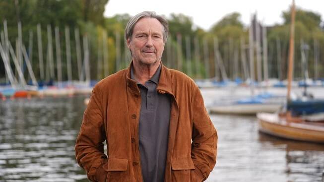 Schauspieler Helmut Zierl steht an der Außenalster am Bootsanleger des Restaurants Bobby Reich. (Foto: dpa Bildfunk, picture alliance/dpa | Marcus Brandt)
