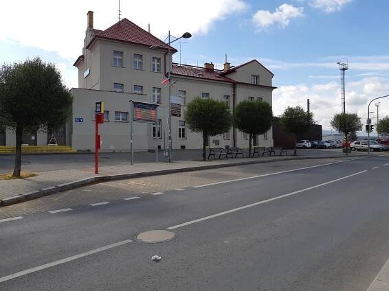 Pohled na nádraží z ulice