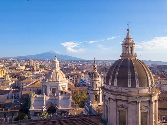 krásný letecký pohled na město catania v blízkosti hlavní katedrály - etna - stock snímky, obrázky a fotky
