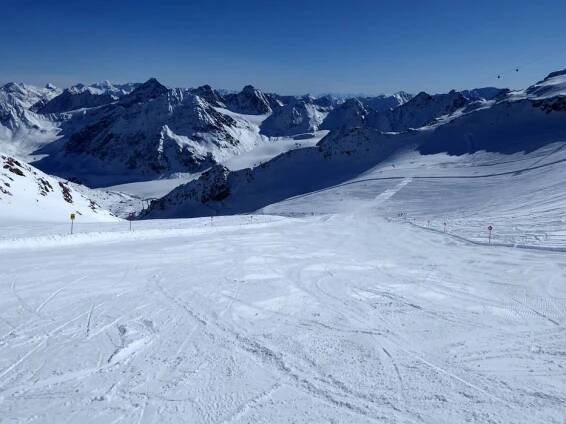 Slopes Pitztal Glacier (Pitztaler Gletscher)