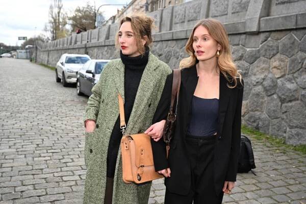 FOTO: Sofie Höppnerová si zahrála v novém seriálu Lež na pláži. – stránka 41