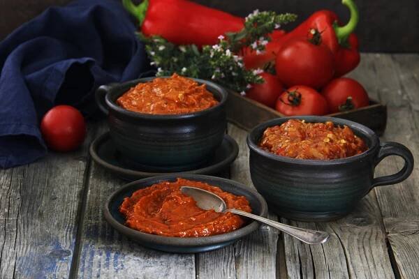 Ajvar je pikantní zeleninová směs, vhodná na topinky, špagety nebo pizzu. Poradíme, jak vyrobit ajvar doma