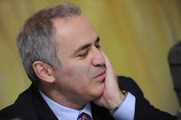 Kasparov: Putin sa obzerá, čo by si vzal za hranicami
