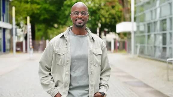 Yared Dibaba steht auf dem Weg vor dem Funkhaus. | NDR 90,3, Marco Peter