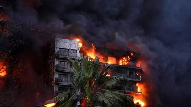 Ničivý požár ve Valencii si vyžádal nejméně 10 životů. Plamenům pomohla i hořlavá fasáda - CNN Prima NEWS