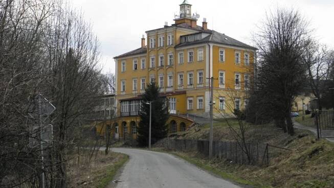 Zámek od parku oddělila novodobá silnice