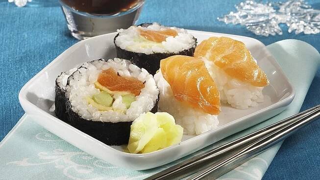 Suši s lososem (Špalíčky - Maki Sushi a válečky - nigiri sushi)