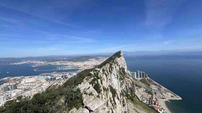 Divocí makakové, přechod přes ranvej a výhled až do Afriky. Gibraltar je evropským unikátem – Travel Adventure