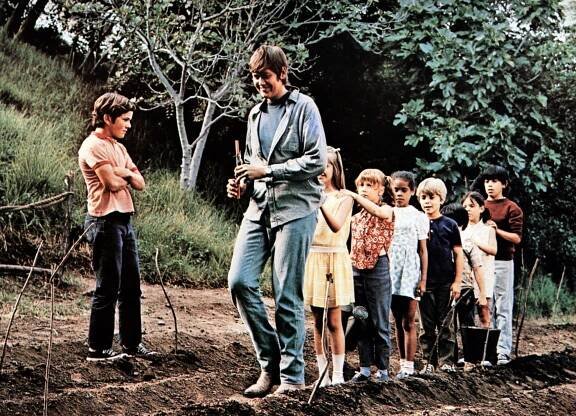 80 STEPS TO JONAH, Butch Patrick (far left), Wayne Newron (center), Michele Tobin (third in line), Teddy Quinn (fifth in line), Brandon Cruz (sixth in line), Erin Moran (seventh in line).