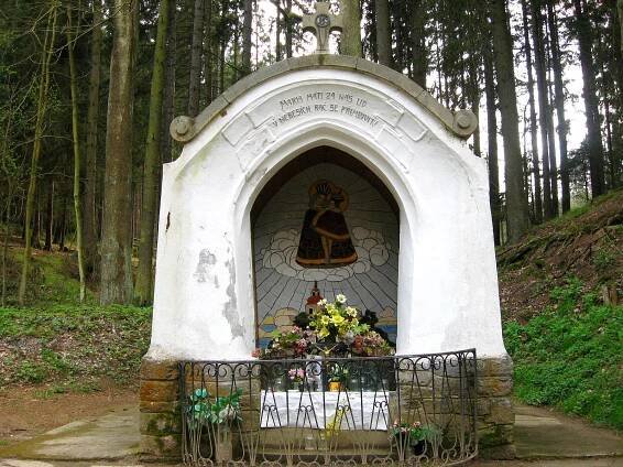 Poutní studánka v lese | Hrádek u Vlašimi