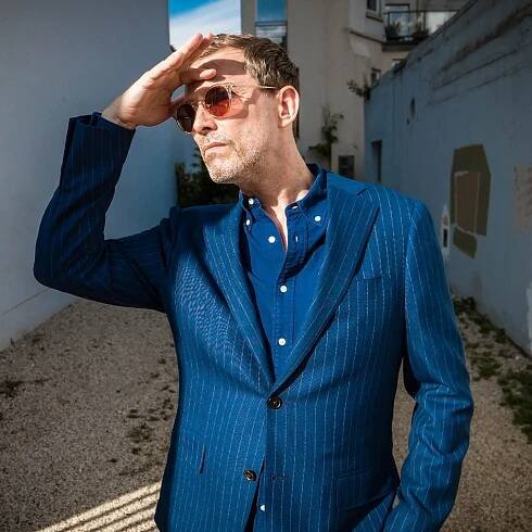 Musiker Timo Blunck steht seitlich zur Kamera und trägt eine Sonnenbrille. In SWR1 Leute spricht Timo Blunck über Palais Schaumburg und Sex in den 80ern. (Foto: Elliot Blunck )