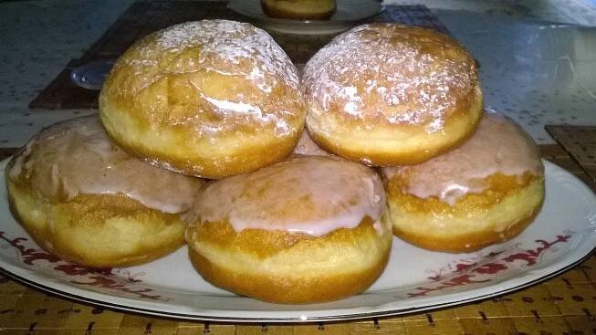 Vynikající polské koblihy paczki jsou nejlepší s pudinkovým krémem s vaječným likérem. Jak na ně?