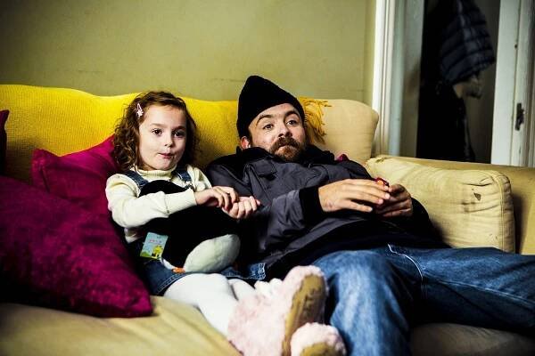 Utopia - Episode 2 - Z filmu - Pixie Davies, Neil Maskell