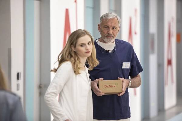 FOTO: Jan Čenský a Veronika Lapková k sobě mají v Ordinaci v růžové zahradě blízko. – stránka 68