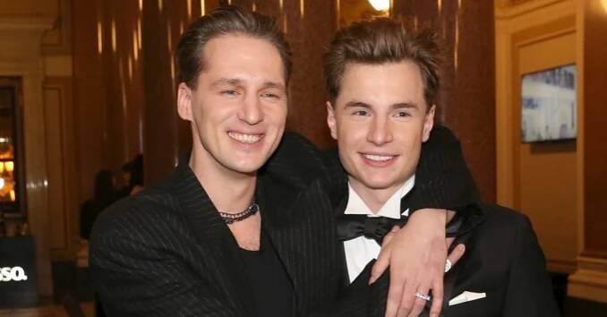Oskar Hes bydlel s hercem Janem Nedbalem. Jeho dvojče je truhlář. Slavný otec zemřel předčasně