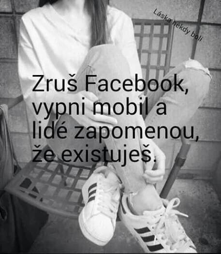 a woman sitting in a chair with her legs crossed and the caption reads, zruss facebook, ypni mobi a lide zappomenenou, ze exisi